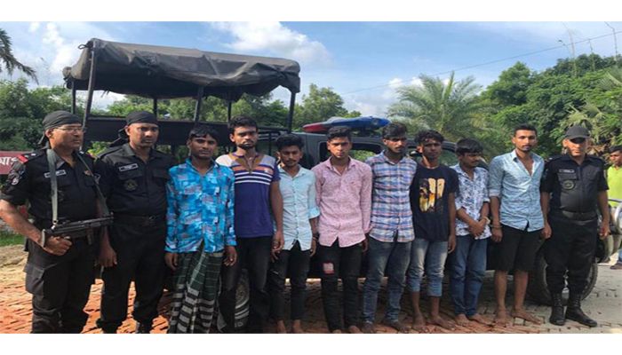 গাজীপুরে অস্ত্রসহ ৭ ডাকাত আটক