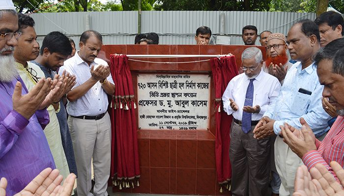 প্রতিষ্ঠাবার্ষিকী উপলক্ষে ছাত্রী হল নির্মাণ কাজের ভিত্তি প্রস্তর স্থাপন করেন হাবিপ্রবির উপাচার্য অধ্যাপক ড. মু. আবুল কাসেম। ছবি: সাম্প্রতিক দেশকাল