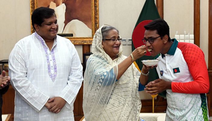 সোনাজয়ী রোমানকে মিষ্টিমুখ করালেন প্রধানমন্ত্রী