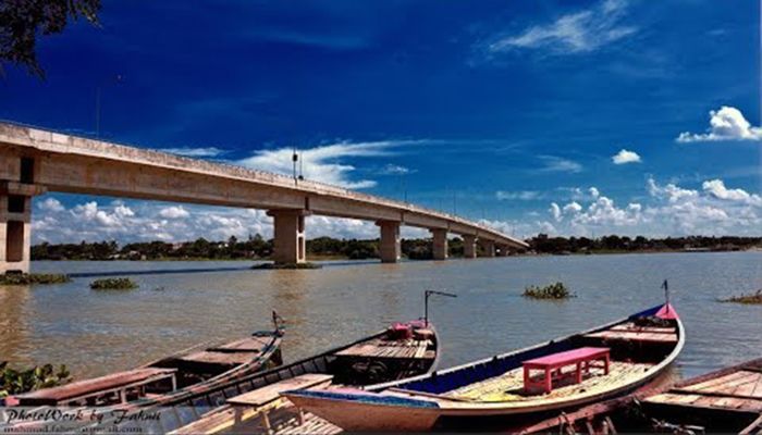 বসিলা ব্রিজের নিজে নৌকা ঘাটে সারি বেধে নৌকা বাঁধা রয়েছে। ছবি: সংগৃহীত 