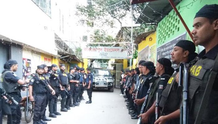 ফকিরাপুলের ক্যাসিনোতে র‍্যাবের অভিযানে আটক ১৪২