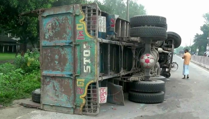 ঠাকুরগাঁওয়ে ট্রাক উল্টে প্রাণ গেল হেলপারের