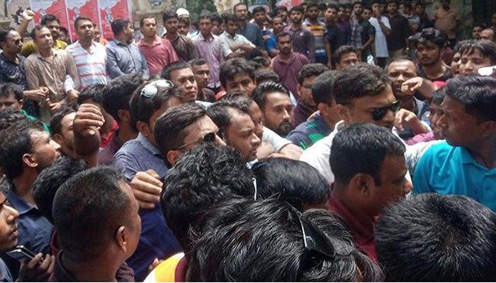 মধুর ক্যান্টিনে ছাত্রদল-ছাত্রলীগের পাল্টাপাল্টি স্লোগান