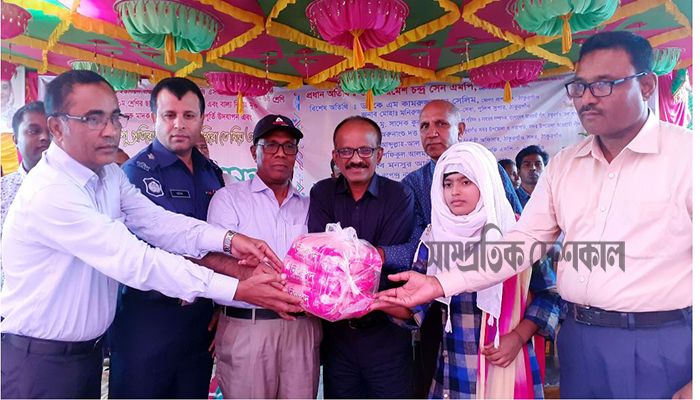 ঠাকুরগাঁওয়ে শিক্ষার্থীদের মাঝে ন্যাপকিন বিতরণ