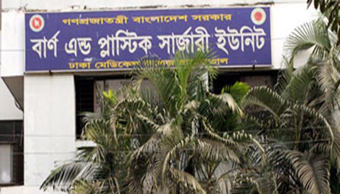 থানার বাইরে গায়ে আগুন দেওয়া সেই কলেজছাত্রীর মৃত্যু   
