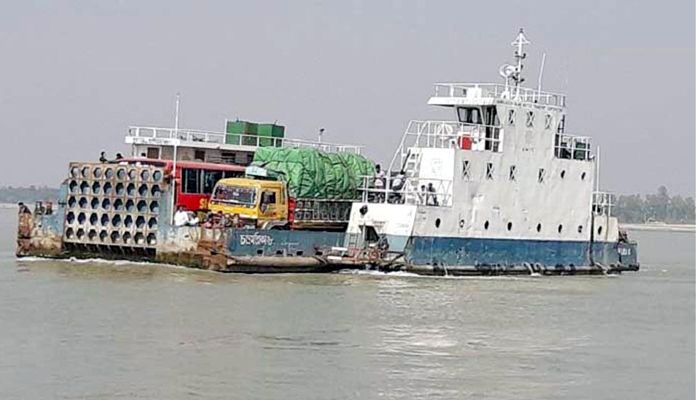 পদ্মায় তীব্র স্রোতে দৌলতদিয়া-পাটুরিয়ায় ফেরি চলাচল ব্যাহত  