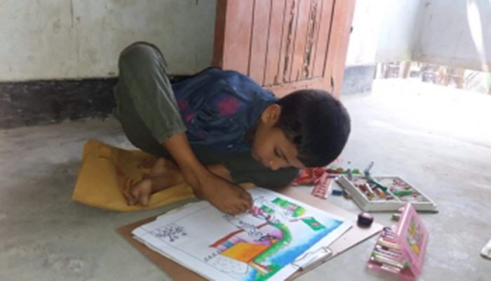 পা দিয়ে ছবি এঁকে সেরা হলো শিশু মোনায়েম 