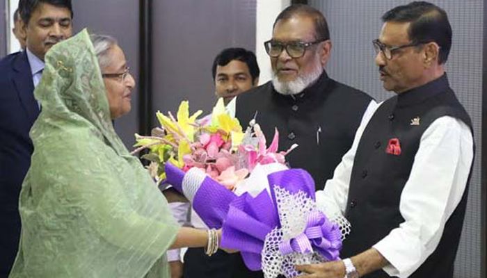 দেশে ফিরেছেন প্রধানমন্ত্রী
