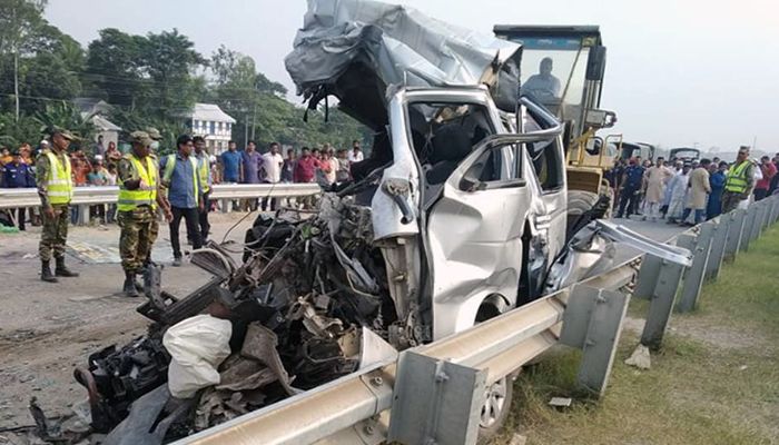 মুন্সীগঞ্জে বাস-মাইক্রো সংঘর্ষে নিহত ১০