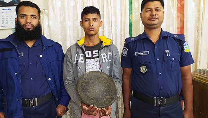 নেত্রকোনায় কষ্টি পাথরসহ যুবক আটক