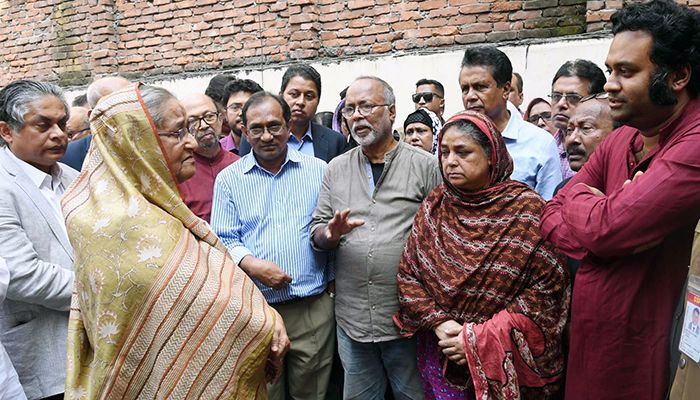 প্রয়াত রবিউল হুসাইনের বাসায় প্রধানমন্ত্রী