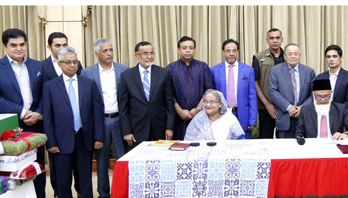 প্রধানমন্ত্রীর ত্রাণ তহবিলে প্রিমিয়ার ব্যাংকের কম্বল প্রদান
