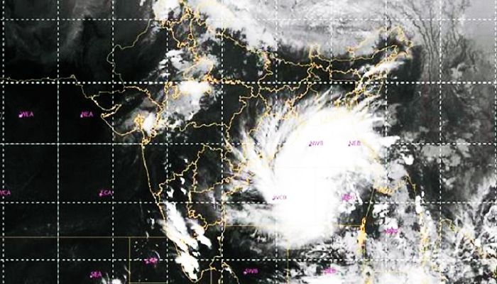 আঘাত হেনেছে  ‘বুলবুল’, দুর্বল হয়ে উত্তর-পূর্ব দিকে অগ্রসর হচ্ছে