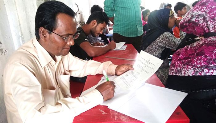 নবম শ্রেণির পরীক্ষা দিচ্ছেন ৫৪ বছর বয়সী ইউপি সদস্য!