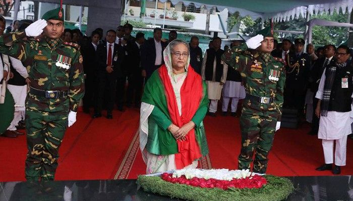বঙ্গবন্ধুর প্রতিকৃতিতে প্রধানমন্ত্রীর শ্রদ্ধা