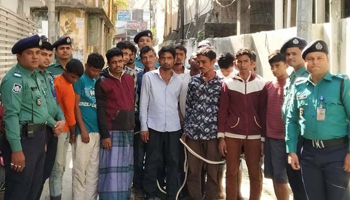 ৩০ সেকেন্ডে সর্বস্ব কেড়ে নিতেন তারা