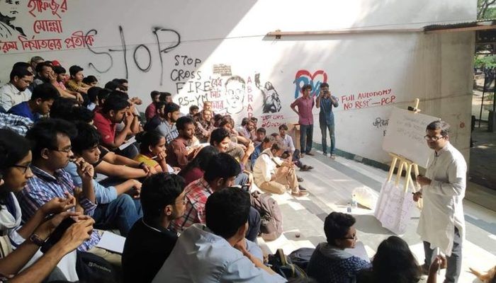 সিঁড়িতে ক্লাস নিলেন বিশ্ববিদ্যালয়ের সেই শিক্ষক