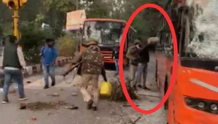 পুলিশই আগুন ধরিয়ে দিচ্ছিল, ভাইরাল ভিডিও