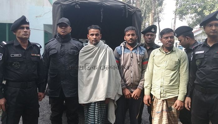 সুন্দরবনে সিদ্দিক বাহিনীর প্রধানসহ গ্রেফতার ৩