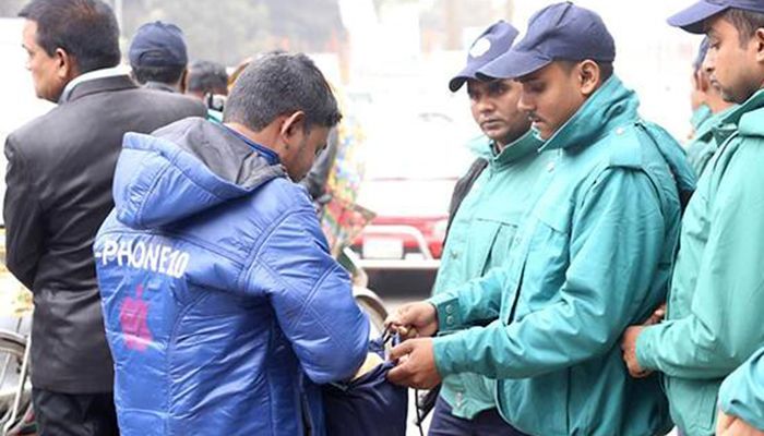 আওয়ামী লীগের কাউন্সিলে ঢোকার মুখে পিস্তলসহ আটক ১