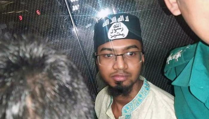 ভিড়ের মধ্যে আইএসের টুপি পেয়েছিলেন রিগ্যান