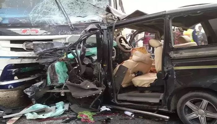 ফরিদপুরে বাস-মাইক্রোবাস সংঘর্ষে নিহত ৬