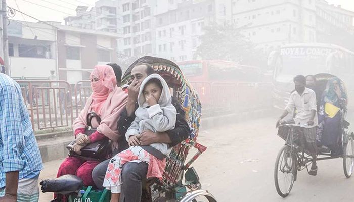 দূষিত বাতাসের শহরের তালিকায় শীর্ষে ঢাকা