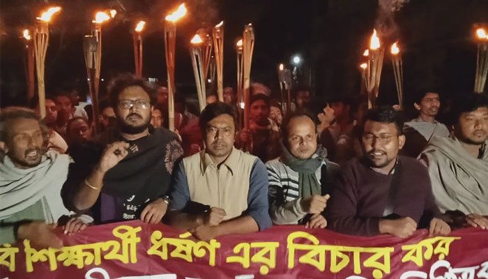 ধর্ষণের বিচার দাবিতে ঢাবিতে মশাল মিছিল