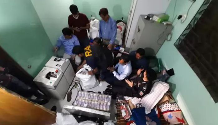 দুই ভাইয়ের বাসায় পাঁচ সিন্দুক টাকা ও  বিপুল স্বর্ণালংকার