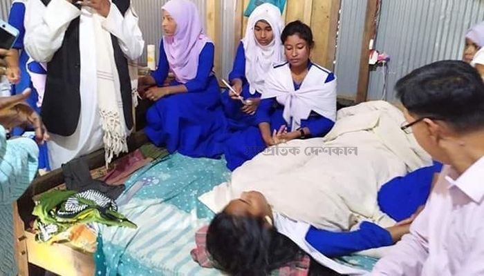 শ্রেণিকক্ষে শিক্ষকের লাথিতে জ্ঞান হারালো শিক্ষার্থী