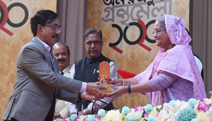 বাংলা একাডেমি সাহিত্য পুরস্কার পেলেন দশ কবি ও সাহিত্যিক