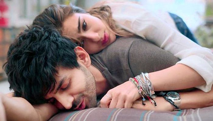প্রথম দিনেই বক্স অফিসে ঝড় তুললো ‘লাভ আজ কাল’