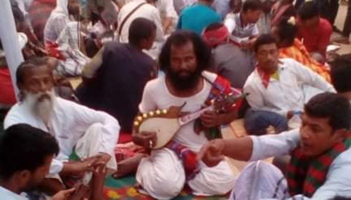 ছেউড়িয়ায় ভাঙলো সাধুর হাট
