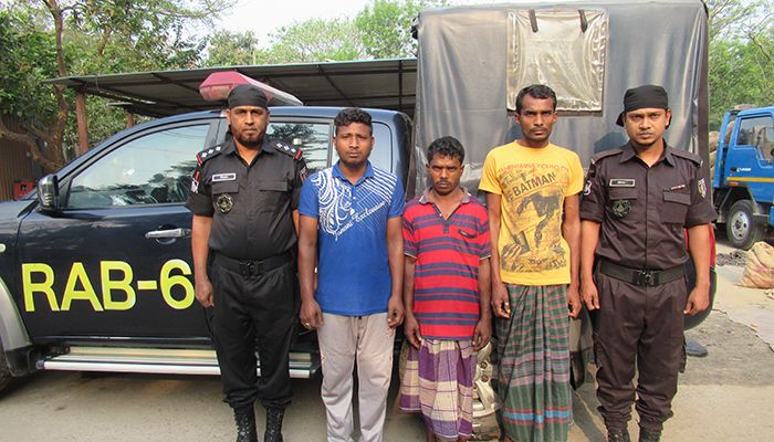 চুয়াডাঙ্গায় ৭৯৪ বোতল ফেন্সিডিলসহ আটক ৩
