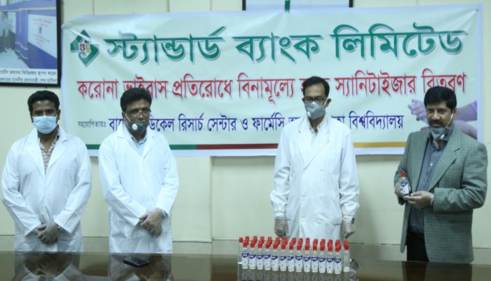 সাধারণ মানুষের মাঝে স্ট্যান্ডার্ড ব্যাংকের হ্যান্ড স্যানিটাইজার বিতরণ