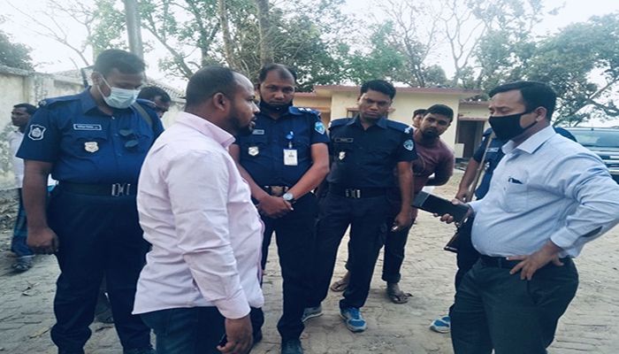  অবৈধভাবে চাল মজুদ করায় খাদ্য কর্মকর্তা আটক