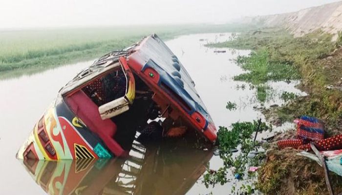 হবিগঞ্জে যাত্রীবাহী বাস খাদে পড়ে আহত ৩০