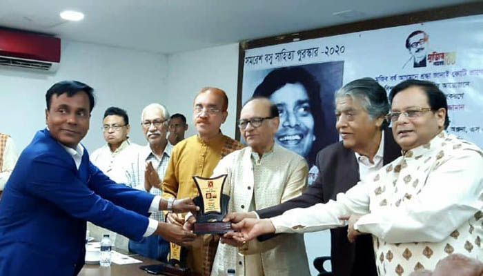 সমরেশ বসু সাহিত্য পুরস্কার পেলেন উদয় হাকিম
