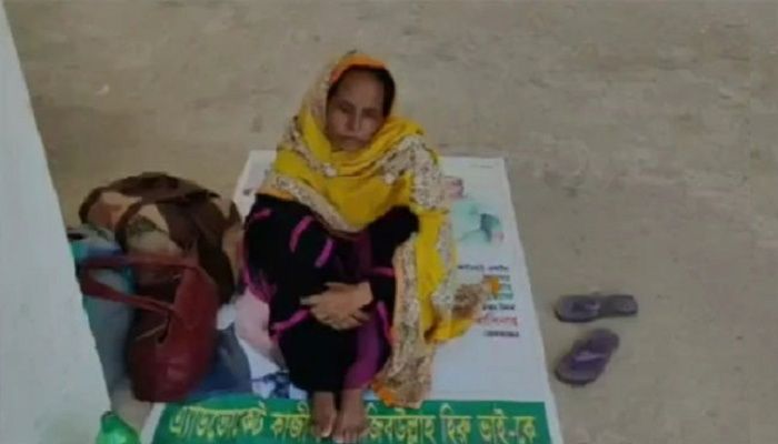 জ্বর থাকায় বের করে দিলেন স্বজনরা