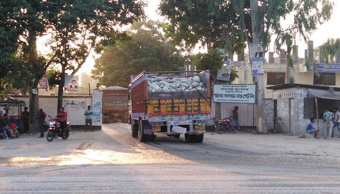 বাংলাবান্ধা বন্দরে যাত্রী পারাপার বন্ধ, আমদানি-রফতানি স্বাভাবিক