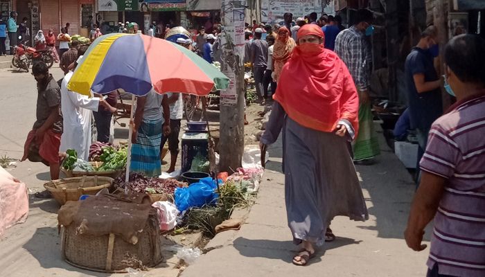  লকডাউন পুরো জেলা। কিন্তু বন্দরবাজারে সেই লকডাউনের কোনো চিহ্ন দেখা যায়নি। ছবি: স্টার মেইল