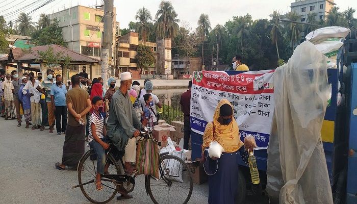 বাগেরহাটে টিসিবির পণ্য কিনতে উপচে পড়া ভিড়