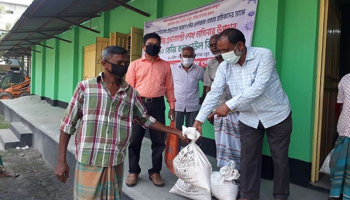 কুড়িগ্রামে রিকশা শ্রমিকদের মাঝে চাল বিতরণ