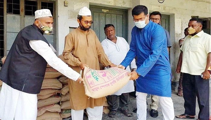 নড়াইলের ৩৪ এতিমখানার পাশে মাশরাফি