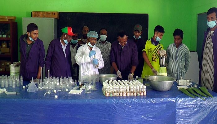 নিজ হাতে হ্যান্ড স্যানিটাইজার তৈরি করলেন এমপি