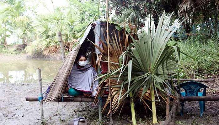 ঝুপড়িঘরে নিষ্ঠুর হোম কোয়ারেন্টিন