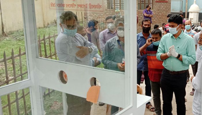 জামালপুরে করোনার নমুনা সংগ্রহের বুথ স্থাপন