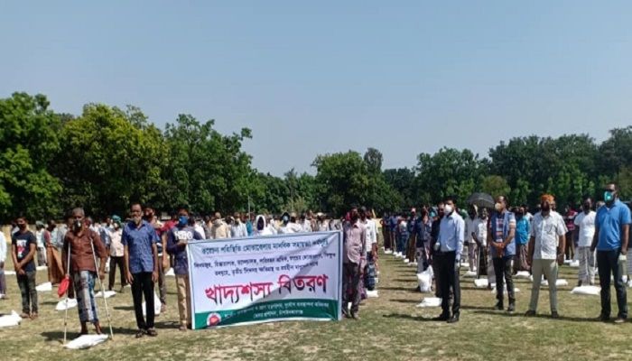 চাঁপাইনবাবগঞ্জে শ্রমিকদের মাঝে ত্রাণ বিতরণ