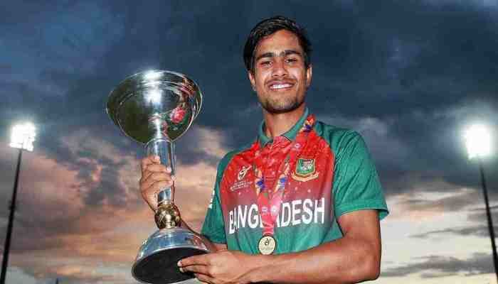 বিশ্বকাপের জার্সি-গ্লাভস নিলামে তুলছেন আকবর