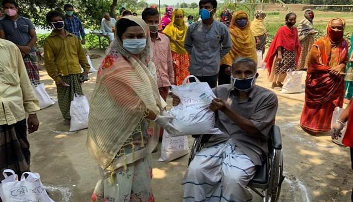 নাটোরে কর্মহীনদের মাঝে খাদ্যসামগ্রী বিতরণ